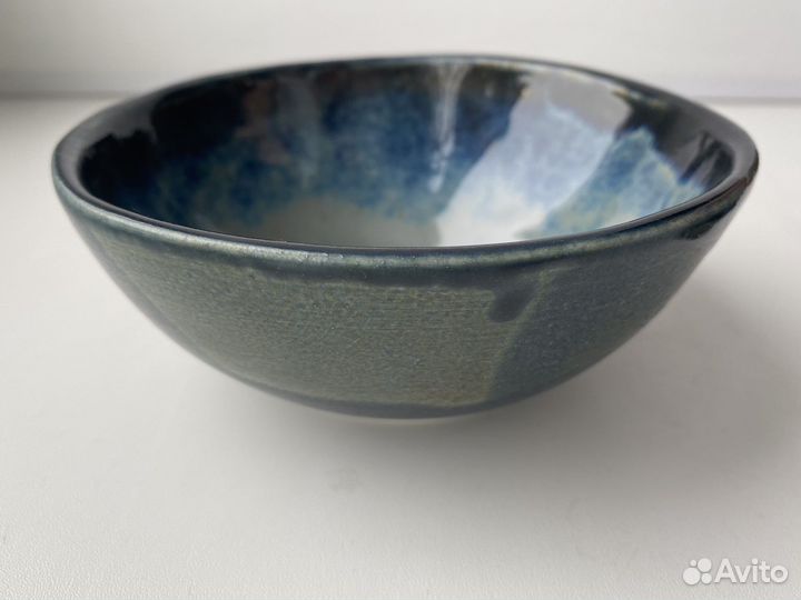 Новая посуда из керамики: чашка, стакан, синяя