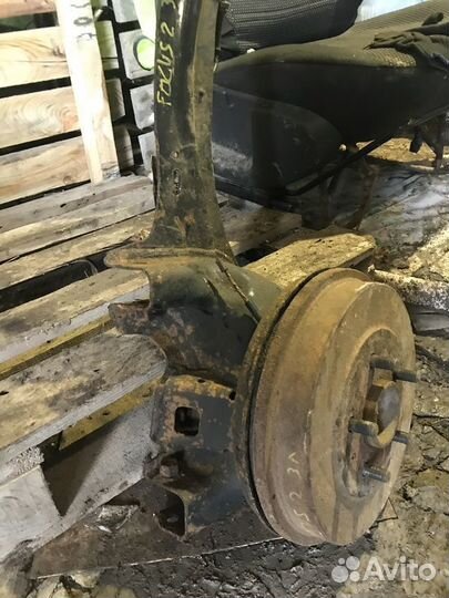 Кулак задний левый Ford Focus 2