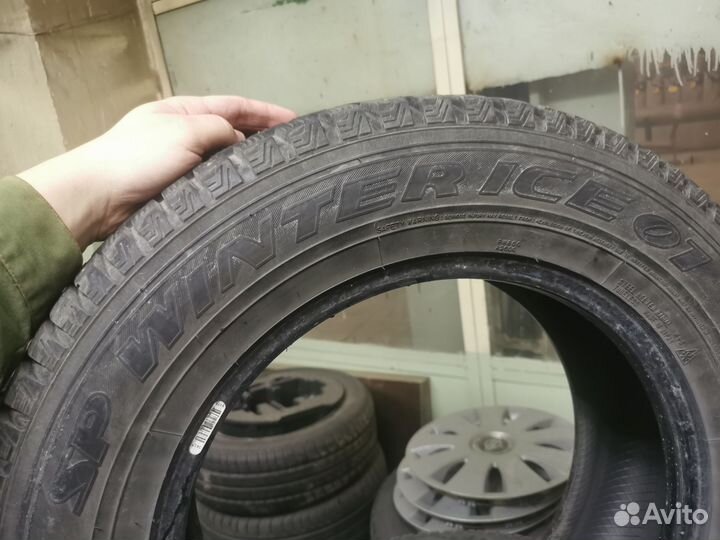 Dunlop SP Winter Ice 01 215/65 R16 102T