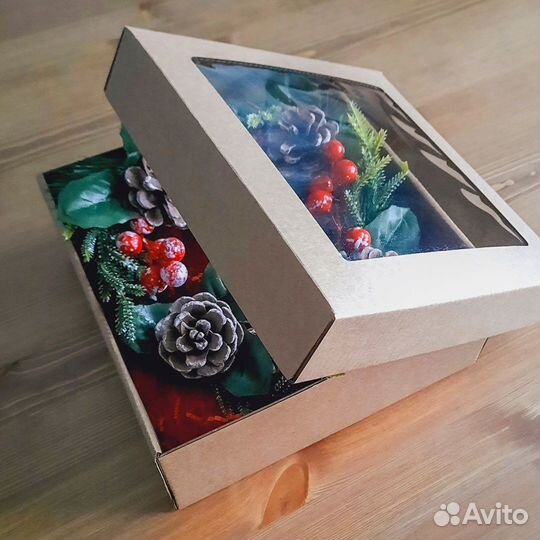 Подарочные картонные коробки с окном