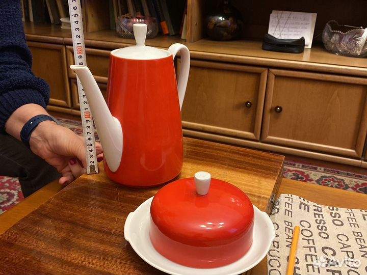 Фарфоровые кофейник и масленка