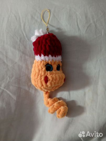 Вязаный брелок змейка