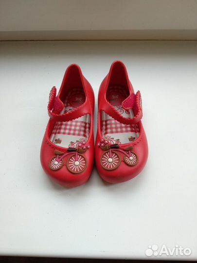 Сандалии для девочки закрытые