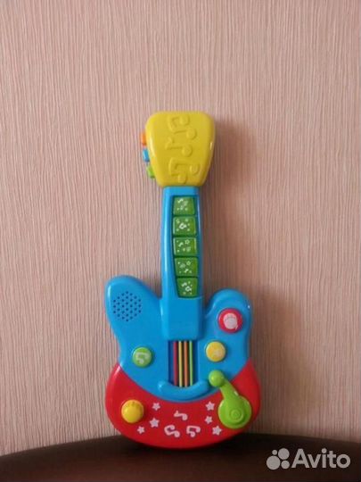 Детская игрушечная гитара