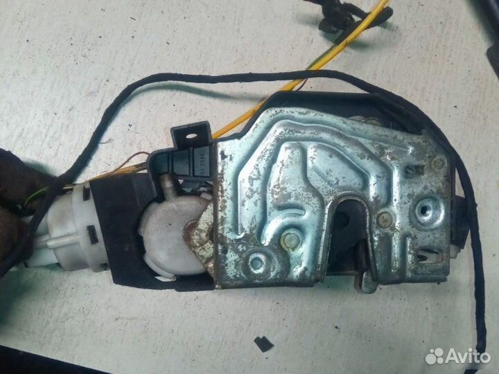 Замок двери передний левый Mercedes-Benz В220 2001