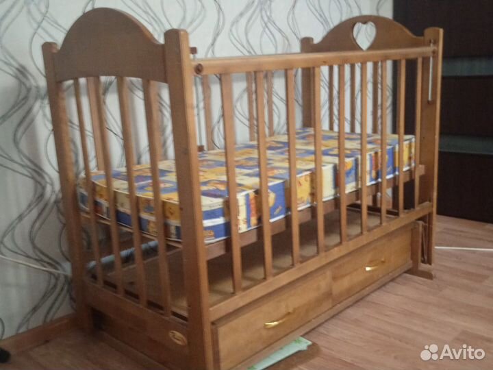 Детская кроватка с маятником