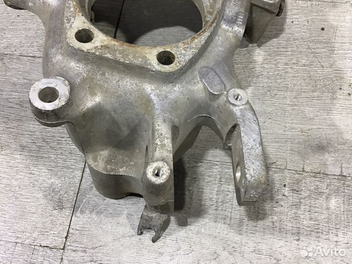 Кулак правый задний Audi A8 D4