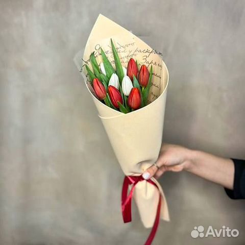 Красочный букет из ярких тюльпанов