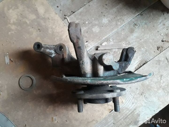 Поворотный кулак Ниссан Альмера N16 2005 год