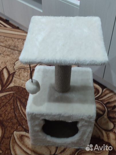Кошачий домик с когтеточкой