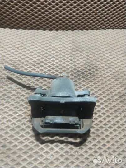 Суппорт тормозной передний левый Toyota Premio