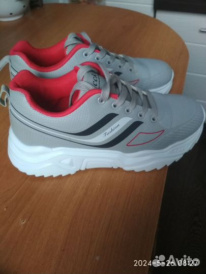 Кроссовки женские,35-36 размер