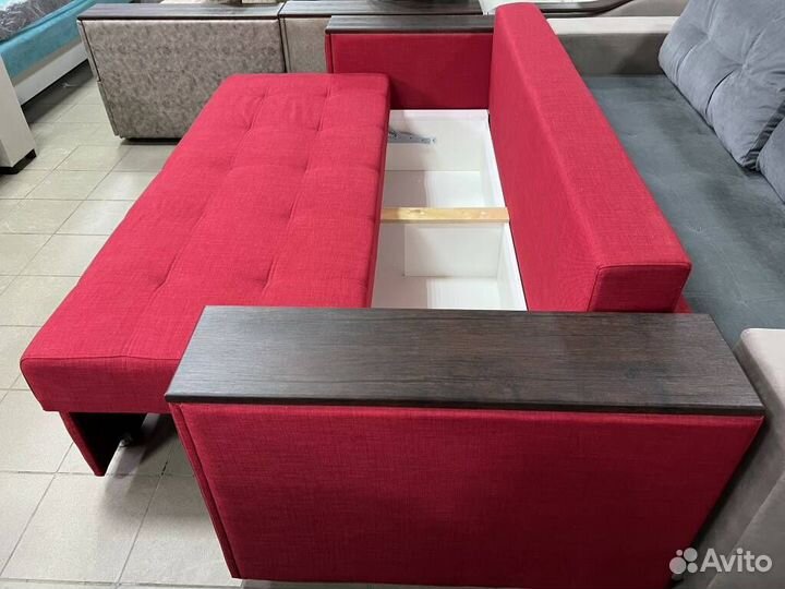 Диван яркий