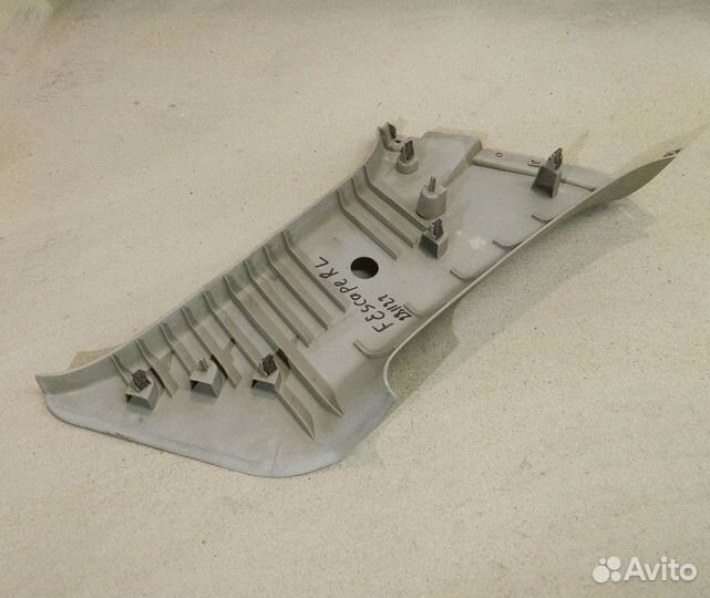 Обшивка стойки задней правой Ford Escape 1