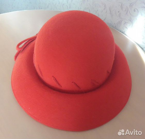 Алого цвета шляпа из качественного велюра 56 р