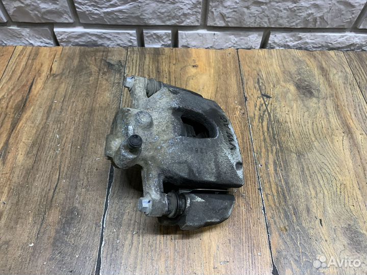 Skoda Rapid Суппорт тормозной передний правый