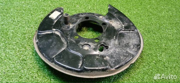 Щиток тормозного механизма задний правый Toyota