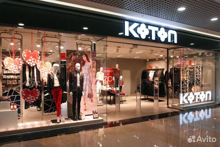 Работник зала на выкладку одежды