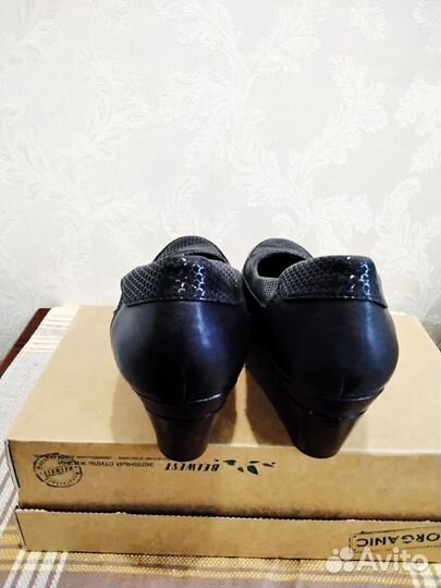Туфли на танкетке черные