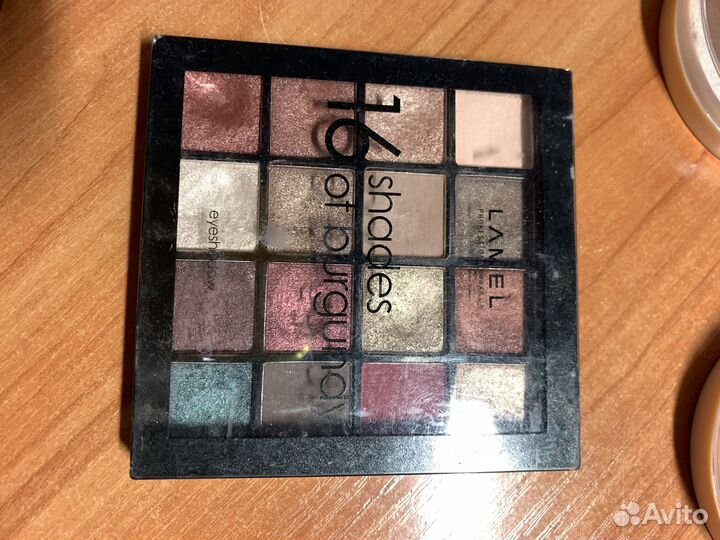 Набор косметики с кистями и спонжем