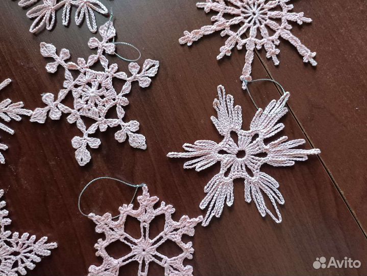 12 розовых снежинок