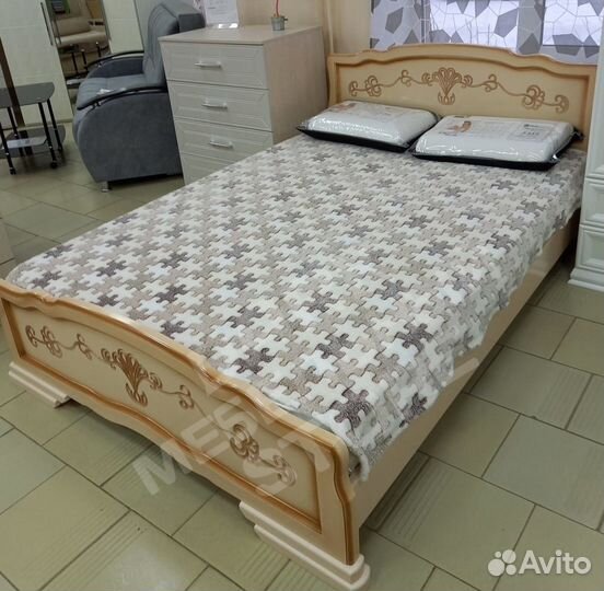 Кровать массив