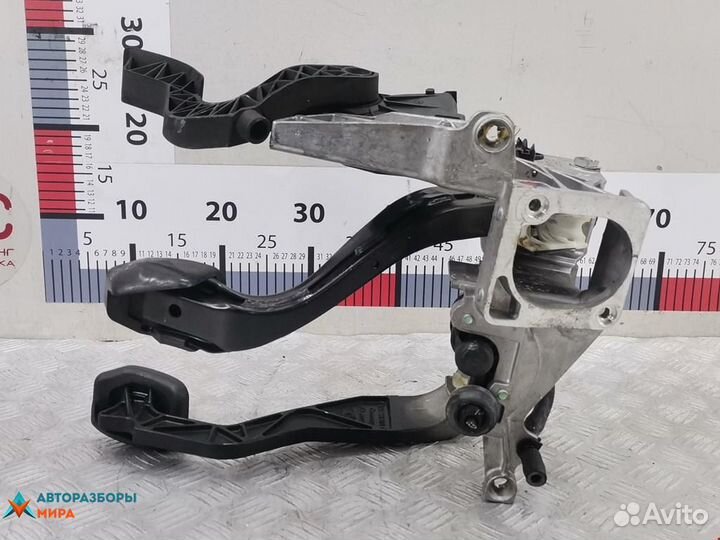 Педаль Audi A4 B5 1999 8D1721117L