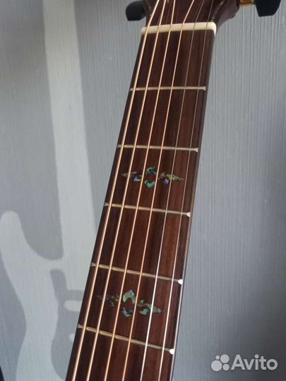 Акустическая гитара из массива палисандра, в кейсе