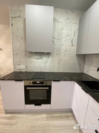 Серая угловая кухня под ключ за 3-4 недели