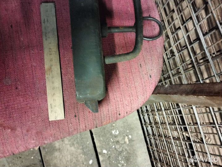 Замок дверной накладной