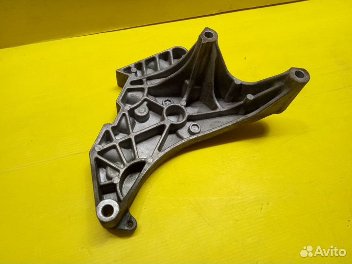 Кронштейн двигателя правый VW Passat B6 Q3 A3