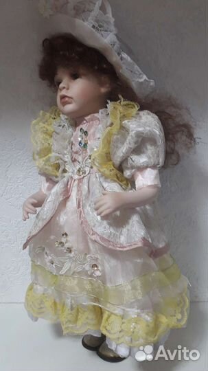 Кукла фарфоровая