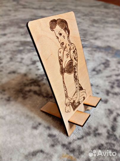 Деревянная подставка для телефона Девушка подарок