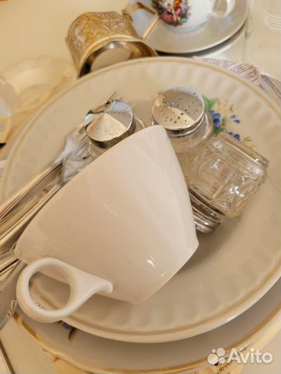 Две коробки посуды