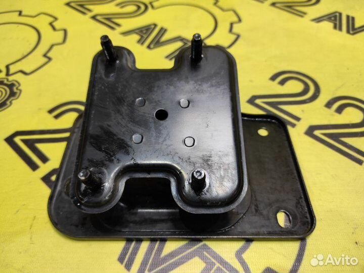 Кронштейн усилителя бампера задний правый Infiniti