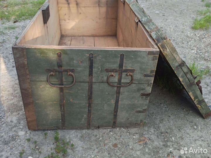 Сундук старинный