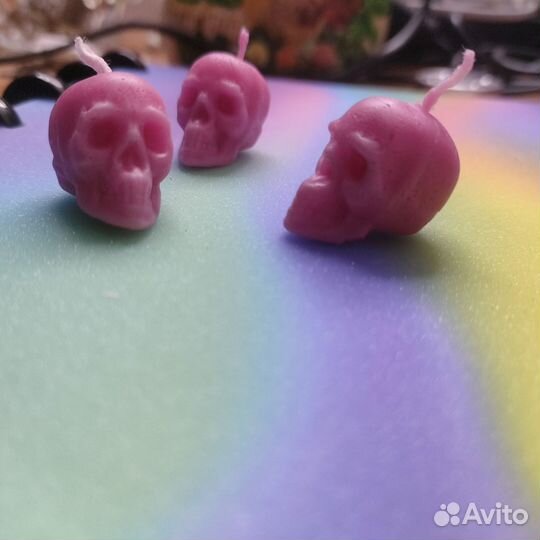 Праздничные свечи в виде черепов