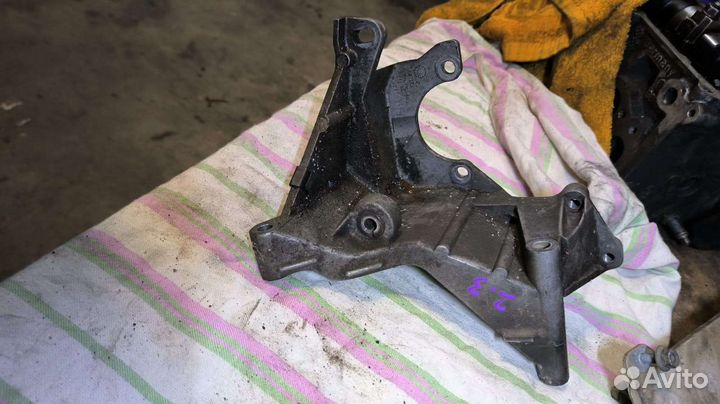 Кронштейн генератора Audi 100C4 054145523B