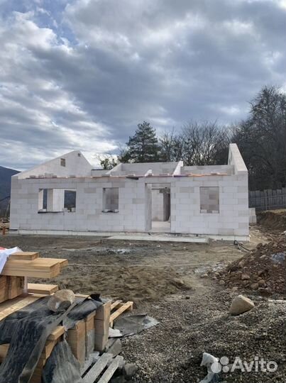 Кладка блоков. Каменщики