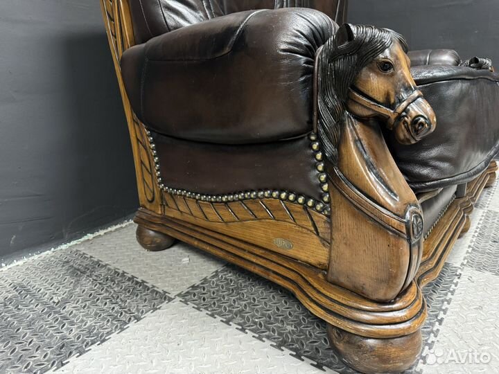 Кожаный диван