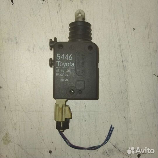 Активатор замка багажника Toyota Avensis 1