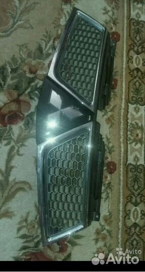 Продается решетка радиатора на Митсубиси Оутлендер