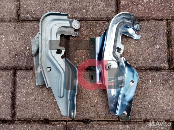 Левая петля капота Lancer X