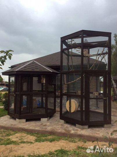 Высокий вольер для белок и птиц