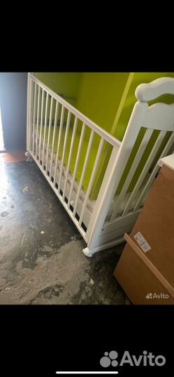 Детская кровать и пеленальный комод