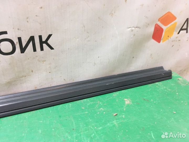 Уплотнитель стекла двери задний левый Ford Focus 1