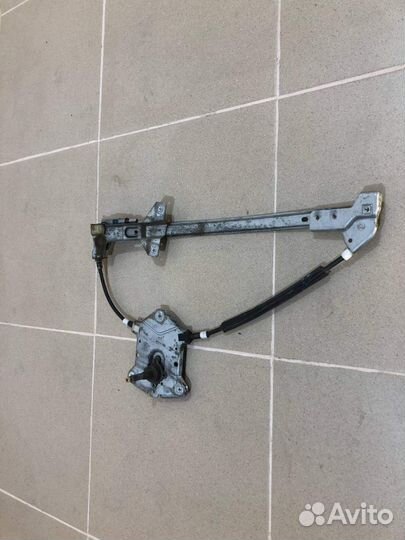 Стеклоподъемник механ. передний левый Audi 100 C4