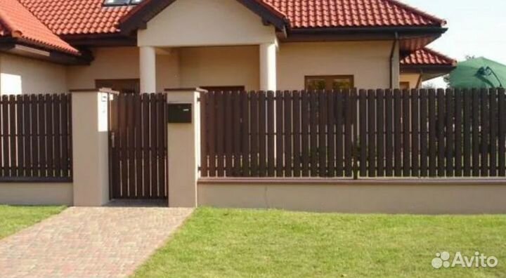 Забор из евроштакетника с металлическими столбами