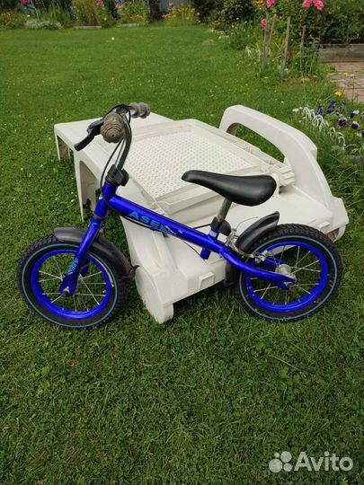 Беговел с ручным тормозом