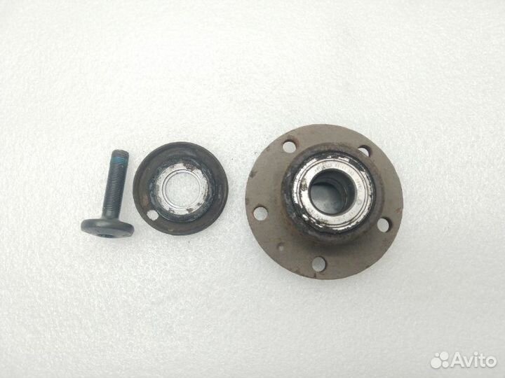 Ступица задняя правая Volkswagen Passat B7 cdab